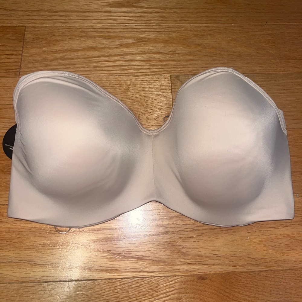 BRAND NEW WITH TAGS tan strapless Bali bra in the size 36DD.